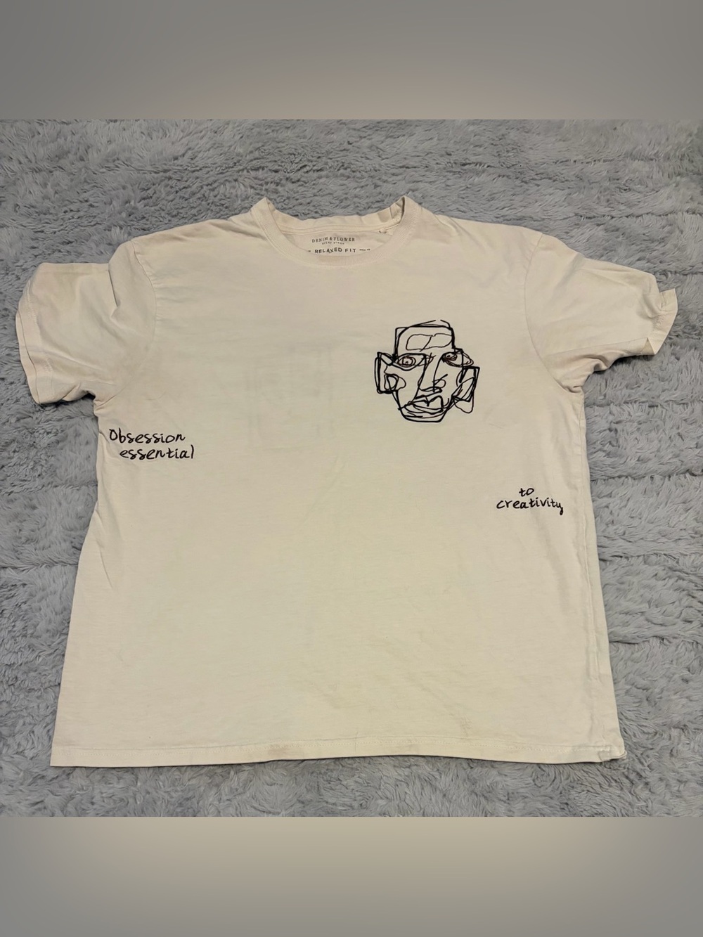 Denim & Flower Abstract Line Face Graphic Tee | Relaxed Fit | Men’s Medium | Art